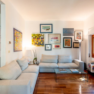 Ispirazione per un soggiorno design di medie dimensioni e aperto con pareti bianche, parquet scuro e pavimento marrone