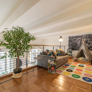 Immagine di un soggiorno classico stile loft con pareti bianche, pavimento in legno massello medio e pavimento marrone