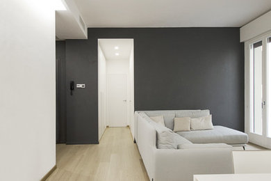 Idee per un piccolo soggiorno minimal aperto con pareti multicolore, parquet chiaro, TV a parete e pavimento marrone