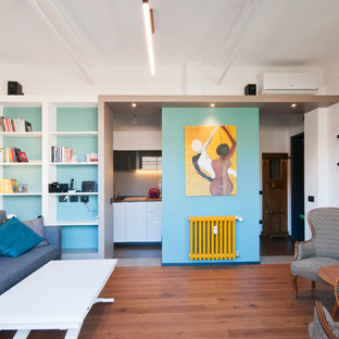 Foto di un piccolo soggiorno design con pareti blu, pavimento in legno massello medio e pavimento marrone