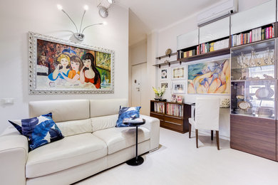 Modelo de sala de estar abierta moderna pequeña con paredes beige, suelo laminado, televisor independiente y suelo beige