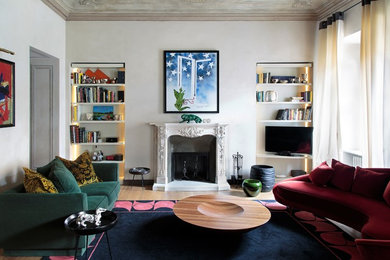 Ejemplo de sala de estar ecléctica con todas las chimeneas y marco de chimenea de piedra