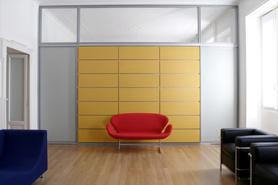 Ispirazione per un soggiorno minimalista di medie dimensioni e aperto con pareti bianche e parquet chiaro