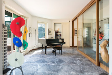 На фото: гостиная комната в современном стиле с музыкальной комнатой и мраморным полом с