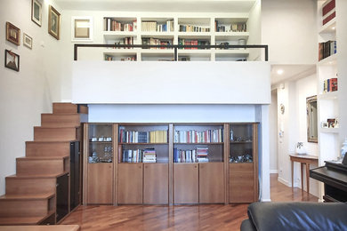 Modernes Wohnzimmer mit hellem Holzboden in Neapel