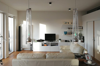 Immagine di un ampio soggiorno design aperto con sala formale, pareti bianche e parquet scuro