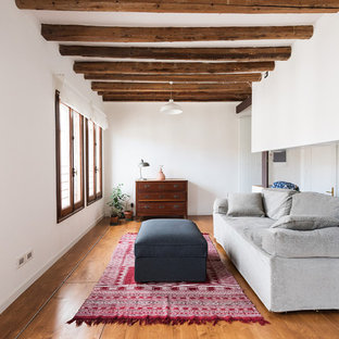 Foto di un soggiorno mediterraneo chiuso con sala formale, pareti bianche, pavimento in legno massello medio e pavimento marrone