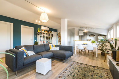 Foto de salón abierto minimalista de tamaño medio con paredes azules, suelo laminado y suelo marrón