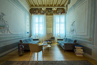 Foto di un grande soggiorno contemporaneo chiuso con pareti multicolore e parquet chiaro