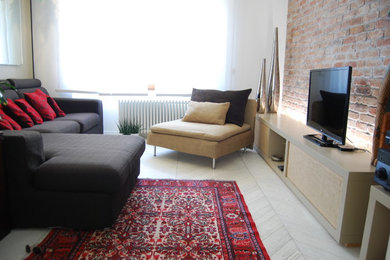 Diseño de sala de estar abierta ecléctica de tamaño medio con paredes beige, suelo de madera clara, televisor independiente y suelo blanco