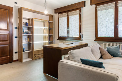 Idee per un grande soggiorno minimalista aperto con pareti bianche e pavimento grigio