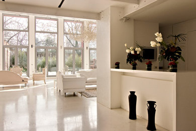 Idée de décoration pour un très grand salon mansardé ou avec mezzanine minimaliste.
