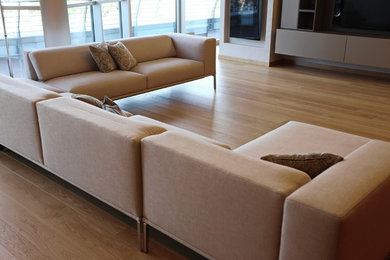 Idee per un ampio soggiorno minimalista aperto con libreria, parete attrezzata e pavimento marrone