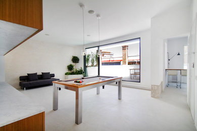 Diseño de sala de estar abierta actual grande con paredes blancas y suelo gris