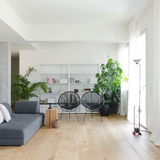 Esempio di un soggiorno moderno stile loft con pareti bianche e pavimento in legno verniciato
