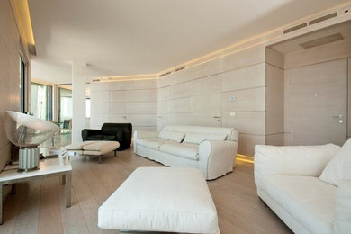 Diseño de sala de estar abierta contemporánea extra grande con suelo de madera clara