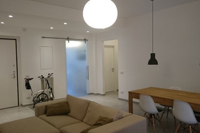 Esempio di un soggiorno moderno aperto con pareti bianche e pavimento in gres porcellanato