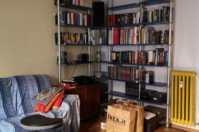 Esempio di un piccolo soggiorno aperto con libreria