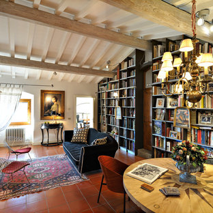 Inspiration för mellanstora eklektiska separata vardagsrum, med ett bibliotek, klinkergolv i terrakotta, en standard öppen spis och en spiselkrans i gips