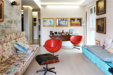Idee per un soggiorno bohémian di medie dimensioni e aperto con pareti beige, TV a parete, pavimento beige, soffitto a cassettoni e carta da parati