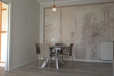 Immagine di una piccola sala da pranzo con pareti beige, pavimento in gres porcellanato, nessun camino e pavimento beige