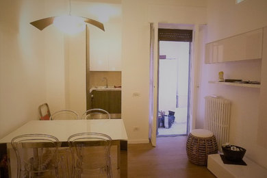Idee per un soggiorno minimal di medie dimensioni e aperto con pareti bianche, pavimento in gres porcellanato e parete attrezzata