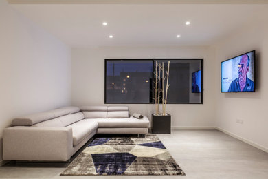 Ispirazione per un soggiorno moderno di medie dimensioni e chiuso con pareti bianche e pavimento grigio