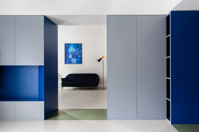 Modelo de salón abierto minimalista de tamaño medio con suelo de baldosas de porcelana y pared multimedia