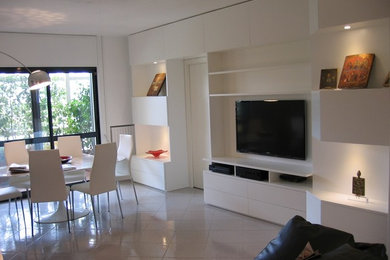 Foto di un soggiorno design con libreria, pareti bianche, pavimento in gres porcellanato e parete attrezzata