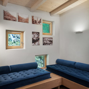 Foto di un soggiorno minimalista chiuso con pareti bianche, pavimento in legno massello medio e pavimento marrone
