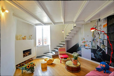 Imagen de sala de estar ecléctica pequeña con paredes multicolor, suelo de madera en tonos medios, chimenea lineal y marco de chimenea de yeso