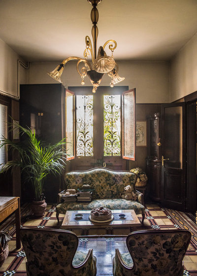 Traditional Family Room by Giacomo Cosua