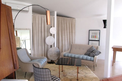 Immagine di un piccolo soggiorno minimalista stile loft con pareti bianche e nessun camino