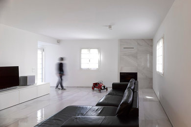 Idee per un soggiorno contemporaneo chiuso con pavimento in gres porcellanato, camino lineare Ribbon e cornice del camino piastrellata