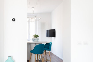 Imagen de salón minimalista de tamaño medio con paredes blancas y suelo de madera oscura