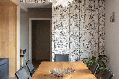 Idee per una sala da pranzo minimalista con pavimento in gres porcellanato e pavimento grigio