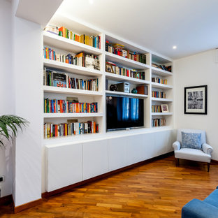 Foto di un soggiorno design con pareti bianche, pavimento in legno massello medio, parete attrezzata e pavimento marrone