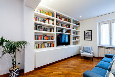 Foto di un soggiorno design con pareti bianche, pavimento in legno massello medio, parete attrezzata e pavimento marrone