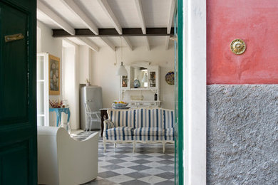 Foto di un soggiorno mediterraneo con pavimento in marmo