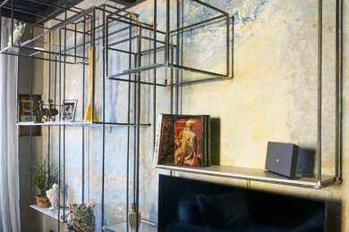 Ejemplo de biblioteca en casa abierta contemporánea de tamaño medio sin chimenea con paredes multicolor, suelo de madera clara, televisor colgado en la pared, vigas vistas y panelado