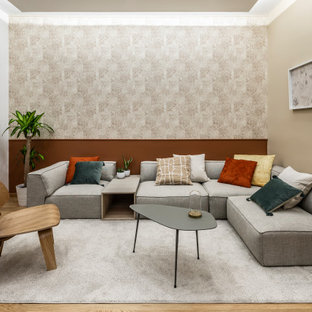 Esempio di un soggiorno design di medie dimensioni e aperto con pareti beige, pavimento in legno massello medio, pavimento marrone e carta da parati
