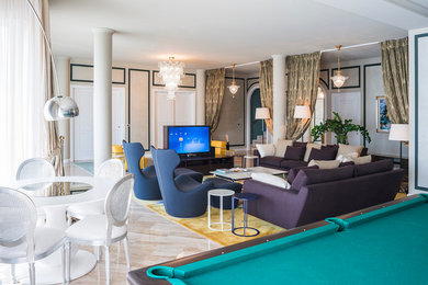 Esempio di un grande soggiorno costiero aperto con angolo bar, pareti beige, pavimento in marmo e TV autoportante