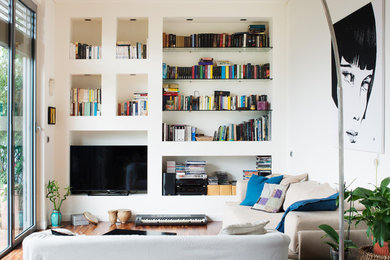 Idee per un ampio soggiorno contemporaneo stile loft con libreria, pareti bianche, parquet scuro, parete attrezzata e pavimento marrone