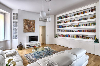 Idee per un soggiorno contemporaneo con libreria, pareti bianche e parquet chiaro