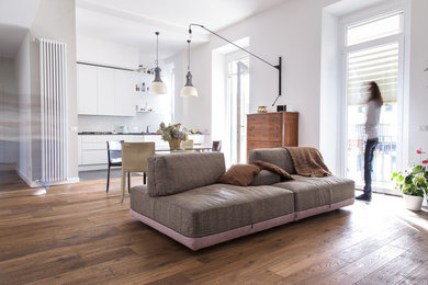 Modelo de salón minimalista con paredes grises y suelo de madera clara