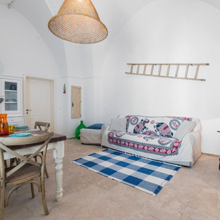 Esempio di un soggiorno mediterraneo con sala formale, pareti bianche, pavimento in pietra calcarea e pavimento beige