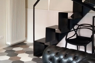 Idee per un piccolo soggiorno design stile loft con pareti grigie e pavimento in gres porcellanato