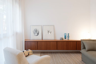 Idee per un piccolo soggiorno stile marino aperto con pareti bianche, nessuna TV e pavimento beige