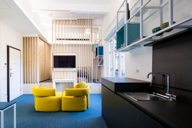 Immagine di un piccolo soggiorno contemporaneo stile loft con pareti bianche, pavimento in linoleum, TV nascosta e pavimento blu