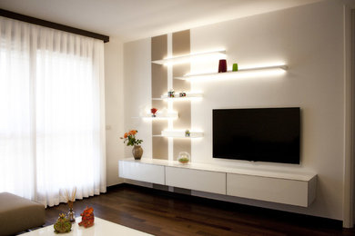 Ispirazione per un soggiorno moderno di medie dimensioni e aperto con pareti bianche, pavimento in legno massello medio e TV a parete